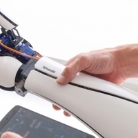Роботизированная рука Limber Bionic Arm, которая подключается к смартфону