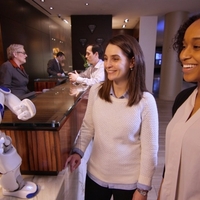 Робот-консьерж вышел на работу в отеле Hilton