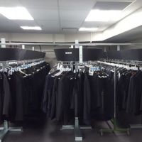 Автоматизированная гардеробная система на основе управляемого конвейера для одежды