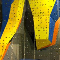 Как выбрать производителя скалодрома?