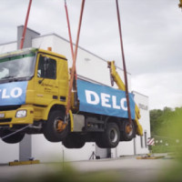 Создан клей, способный удержать 20-тонный грузовик