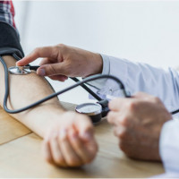 Почему при измерении артериального давления у людей иногда наблюдается разное давление на руках?