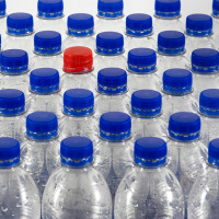 А где чаще всего покупают воду в бутылках. А главное почем?