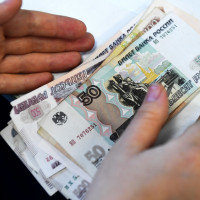 Группа депутатов из Москвы и Санкт-Петербурга призвали власти выплатить всем гражданам по 25 тысяч рублей