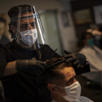 Канадские парикмахеры отказываются первыми начинать работу после карантина