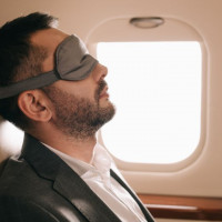 Как спать в самолете: cоветы путешественников, пилотов и врачей