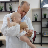 Кинезиолог Бендицкий Игорь Эдуардович проводит лечение пациентов, с помощью нейросети Мироток