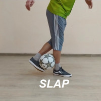 Трюк футбольного фристайла Slap