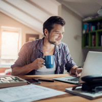 За год число самозанятых в продажах контента выросло в 9 раз, в услугах красоты — в 8 раз