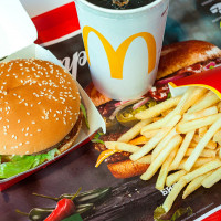 От нас уходит целая эпоха. К Макдоналдс можно относиться по-разному, а для меня это еще и первая работа!