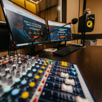 Дикторская озвучка в студии