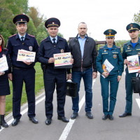 Полицейские и сотрудники МЧС Новой Москвы совместно с ОС при Управлении внутренних дел провели профилактический рейд на тему пожарной безопасности