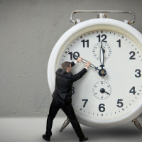 WAIT A MINUTE: КАК ВЫРАЗИТЬ ПРОСЬБУ ОБ ОЖИДАНИИ