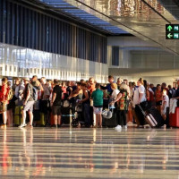 Недостаток персонала в аэропортах усложняет авиаперевозки