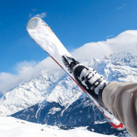Как провезти лыжи и сноуборд в самолете и поезде?