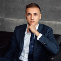 Как выбрать юридическое сопровождение для бизнеса: штатный юрист или юридический аутсорсинг?