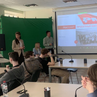 Понаблюдать за работой сотрудников ПМСОФТ удалось десятиклассникам 444 физико-математической школы в рамках профориентации