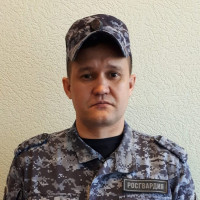 В Уфе росгвардеец помог потушить горящий автомобиль с сеном