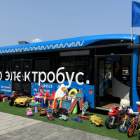 «Детский мир» совместно с ГУП «Мосгортранс» и брендом «Смешарики» поздравил детей Москвы с 1 июня