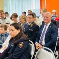 Начальник УВД по ЮАО ГУ МВД России по г. Москве генерал-майор Михаил Лобанов в День защиты детей посетил подшефный Центр поддержки семьи и детства «Планета семьи»