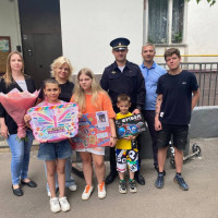 В преддверии всероссийского праздника Дня семьи, любви и верности сотрудники УВД по ВАО вместе с представителями Общественного совета навестили семью