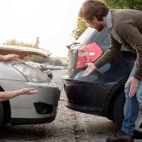 Кому предъявлять претензии, если виновник аварии не владелец авто