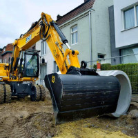 Владельцам спецтехники: как сдать экскаватор в аренду и разбогатеть?