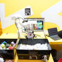 Робот разыграл 1600 литров топлива на выставке в Москве