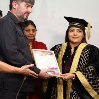 Мэр Дели Шелли Оберой стал Почетным доктором Евразийского международного университета