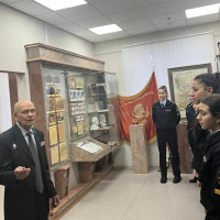 Сотрудники УВД по ЮАО ГУ МВД России по г. Москве организовали экскурсию в комнату истории органов внутренних дел Южного административного округа г. Москвы для курсантов Юридического колледжа