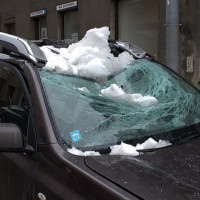 Падение дерева, сосульки и других предметов на авто: где искать виноватого⁠⁠