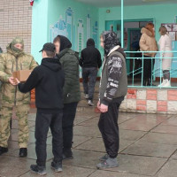 В Херсонской области росгвардейцы передали студентам гуманитарный груз