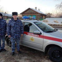 В Татарстане росгвардеец помог местному жителю вытащить провалившегося в заснеженный колодец ребенка