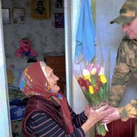 Росгвардейцы поздравили 92-летнюю жительницу Херсонской области с Международным женским днем