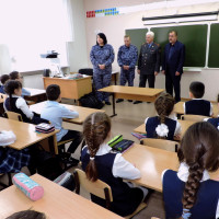 В Казани сотрудники Росгвардии организуют патриотические занятия в городских общеобразовательных учреждениях