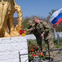 Сотрудники и военнослужащие Росгвардии навели порядок на воинских захоронениях в Херсонской области