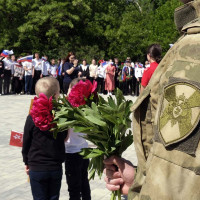 Росгвардейцы и школьники возложили цветы к памятнику героям войны в Херсонской области
