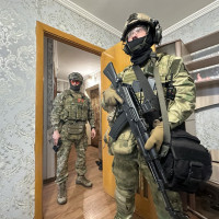 СОБР Росгвардии задержал гражданина, подозреваемого в совершении ряда тяжких преступлений в Херсонской области