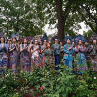 Российский бренд Душегрея провёл показ летней коллекции «Золотой петушок» в саду музея А. С. Пушкина