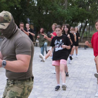 В Херсонской области, накануне дня физкультурника, росгвардейцы провели зарядку для детей