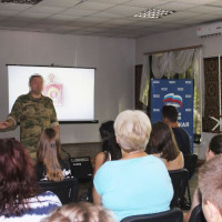 В Херсонской области росгвардейцы совместно с представителями партии «Единая Россия» провели выездной кинолекторий