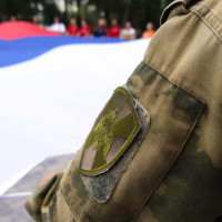 В Херсонской области росгвардейцы вместе с жителями региона развернули 30-метровый флаг Российской Федерации