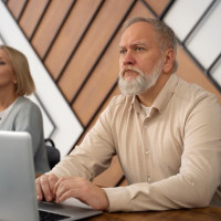 Реверсивное обучение: как молодые сотрудники могут помочь в развитии более опытным