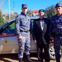 В Нижнекамске сотрудники вневедомственной охраны Росгвардии поздравили ветеранов с Днем пожилых людей