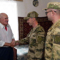 Росгвардейцы поздравили с Днём пожилого человека жителя Херсонской области