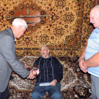 В Казани сотрудники и ветеранский актив вневедомственной охраны Росгвардии поздравил ветеранов-долгожителей с Днем пожилого человека