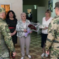 В Херсонской области росгвардейцы поздравили коллектив и директора школы-интерната с Днём учителя