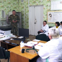 Военнослужащие Росгвардии в Херсонской области поздравили персонал больницы с международным днем врача