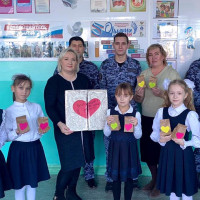 В Бугульме школьники передали сотрудникам Росгвардии чайные наборы из трав, собранные для их коллег - участников СВО