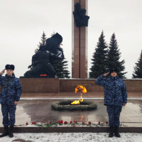 Росгвардейцы Башкортостана возложили цветы к Вечному огню в День Неизвестного Солдата
